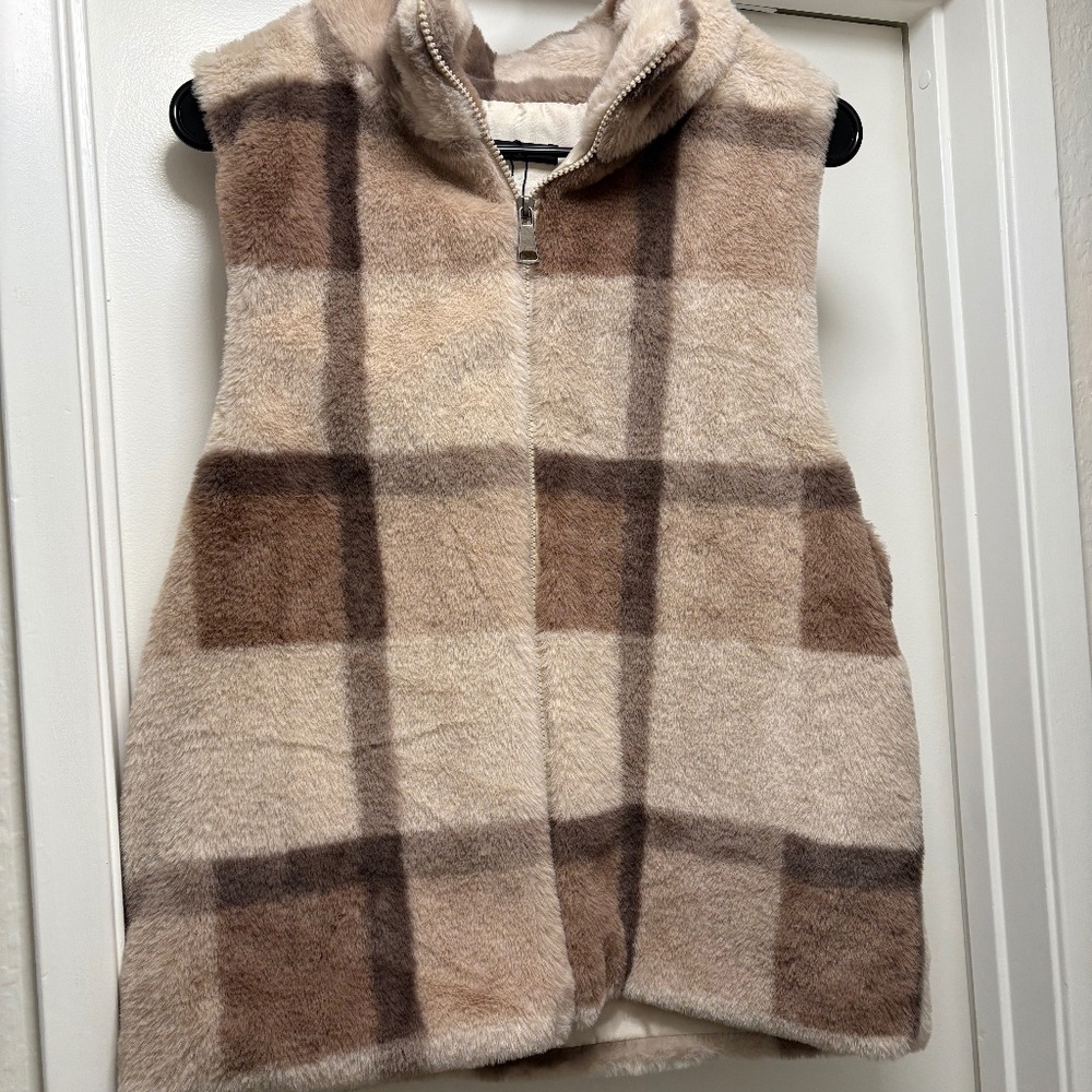 Do Everything In Love - Faux fur plaid vest - size small